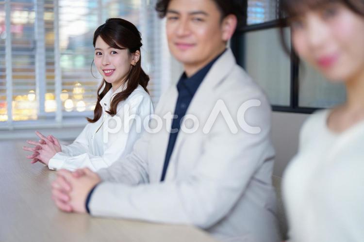 カメラ目線で座る笑顔の男女 男女,ビジネス,座るの写真素材
