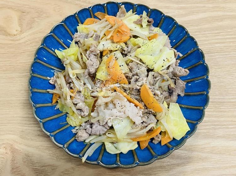 野菜炒め　背景木目 野菜炒め,野菜,人参の写真素材
