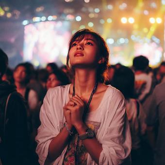 煌めくステージを見つめるファンの写真