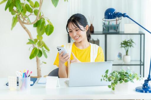 スマホを見る若い女性 スマホ,笑顔,若い女性の写真素材