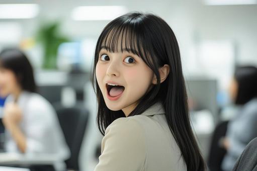 驚いた表情の女性 驚いた表情の女性の写真
