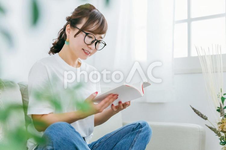 メガネをかけて本を読むアジア人女性 読書,本,女性の写真素材