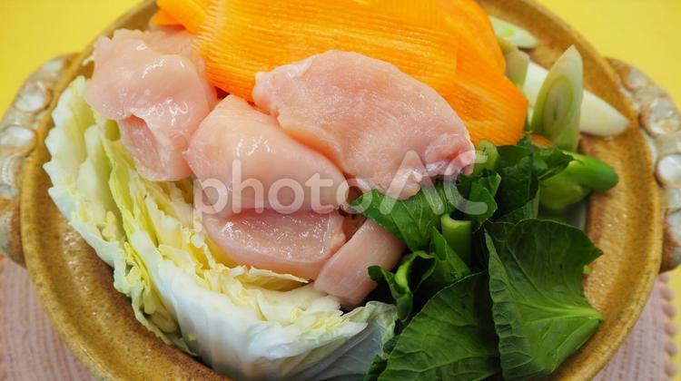 鶏もも肉の野菜鍋・家庭料理（材料投入） 鶏もも肉の野菜鍋,家庭料理,材料投入の写真素材
