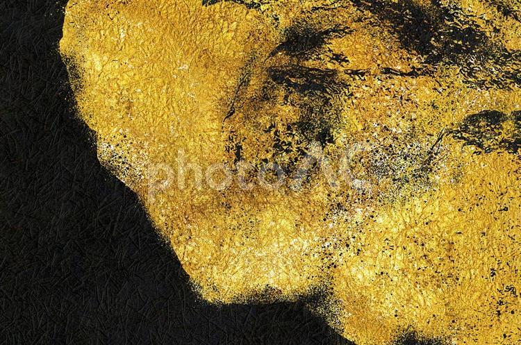 黒和紙に金の模様が描かれた高級感ある背景 和紙,黒,金色の写真素材