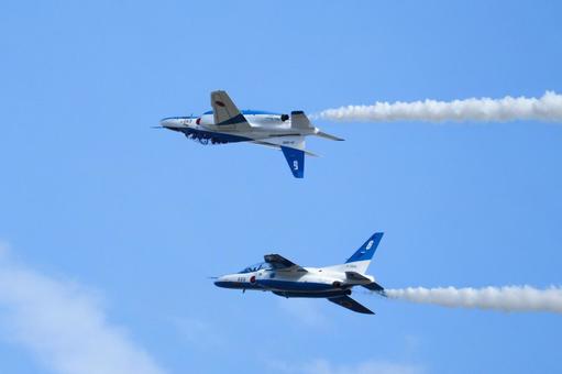 ブルーインパルス カリプソ ブルーインパルス,tー4,航空自衛隊の写真素材