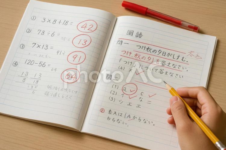 模擬試験の答案に赤ペンが入ったノート 中学受験,模試,赤ペンの写真素材