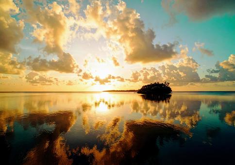鏡のように水面に映り込む風景 鏡のように水面に映り込む風景の写真