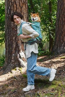 男性の背中に乗る犬　全身 男性,外国人,犬の写真素材