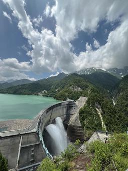 黒部ダム ダム 放水 山 黒部ダム ダム 放水 山 の写真