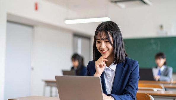 パソコンと笑顔の女性 パソコンと笑顔の女性の写真
