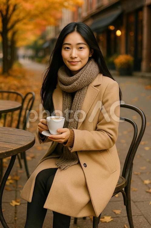 カフェテラスでコーヒーを楽しむ女性秋全身 秋,カフェ,テラスの写真素材