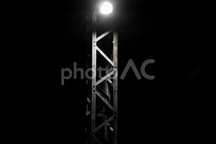 夜の鉄柱と電灯　モノクロ 電灯,夜,灯りの写真素材