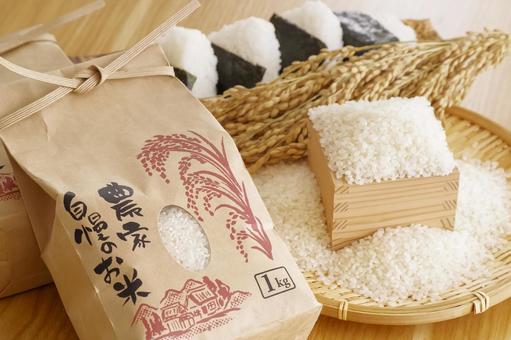 日本の主食お米と美味しそうなおにぎり 米,白米,新米の写真素材