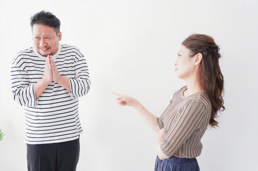 夫婦喧嘩をする若い夫婦 相性,深刻,日本人の写真素材