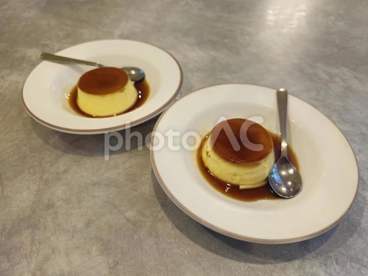 おしゃれなテーブルのうえの２つのプリン プリン,カラメル,キャラメルの写真素材