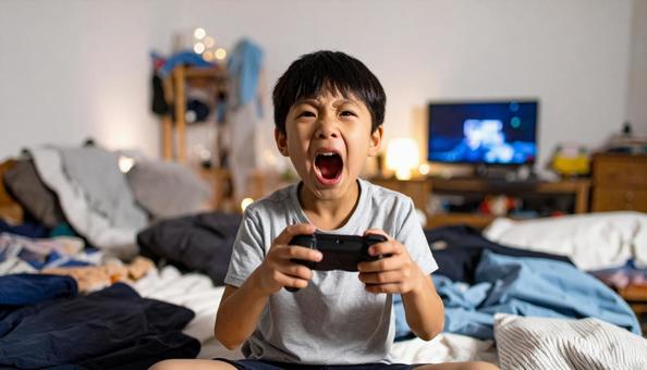 ゲーム中に感情爆発する男の子 ゲーム中に感情爆発する男の子の写真