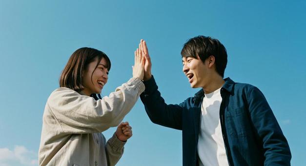 ハイタッチする男女 ハイタッチする男女の写真