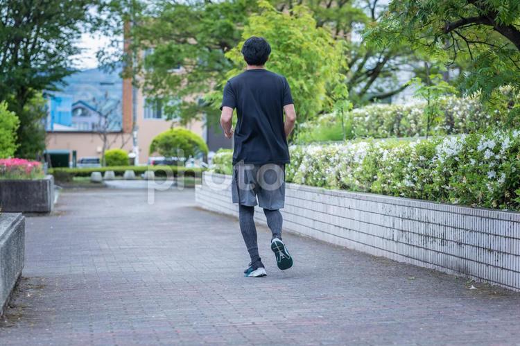 街中でウォーキングする男性（後ろ姿・全身） ウォーキング,運動,有酸素運動の写真素材