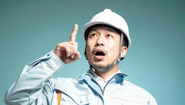 安全のため指差呼称をする作業員 安全のため指差呼称をする作業員の写真