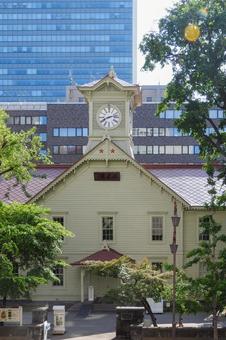 縦長サイズで撮影した札幌時計台 木々,木,樹木の写真素材