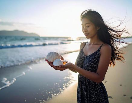 女性 ビーチ リゾート サンセット 夏 女性 ビーチ リゾート サンセット 夏の写真
