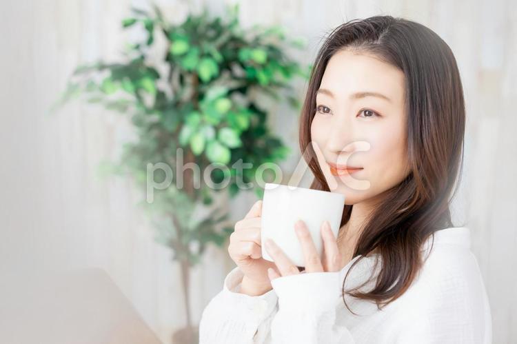 コーヒーを飲む女性 コーヒー,女性,ホットコーヒーの写真素材