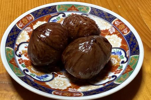 栗の渋皮煮・お皿の上3個 栗,渋皮煮,甘露煮の写真素材