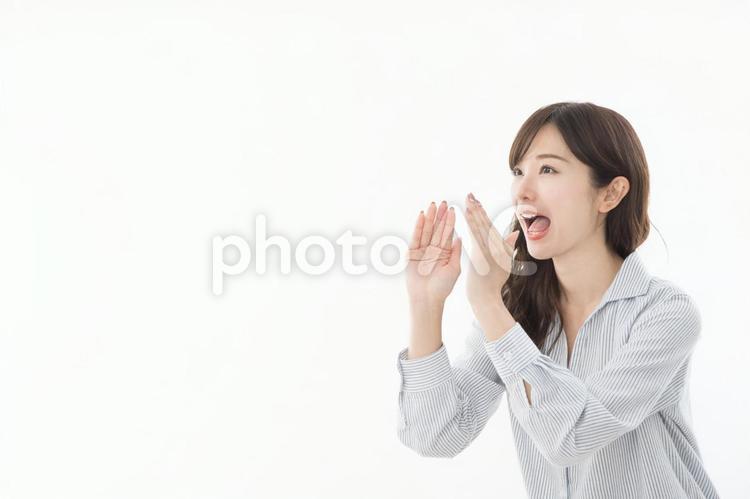若い女性　見上げる　応援 女性,応援,声援の写真素材