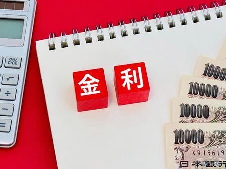 金利の文字とお金・電卓 金利の文字とお金・電卓の写真