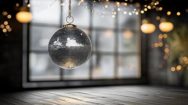 室内で光を反射するミラーボールとキラキラの写真