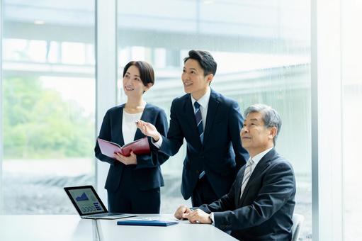 打ち合わせするビジネスマン ビジネスパーソン,商談,ビジネスウーマンの写真素材