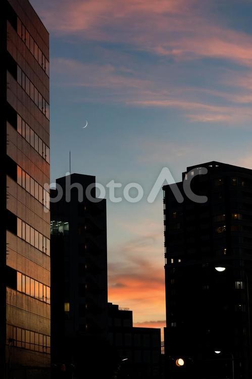 都会の夕焼けと月 夕焼け,月,都会の写真素材