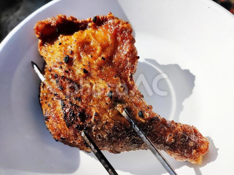 焼きたての鶏肉 鶏肉,焼肉,焚き火の写真素材
