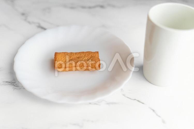 白皿とマグの焼き菓子② フィナンシェ,焼き菓子,洋菓子の写真素材