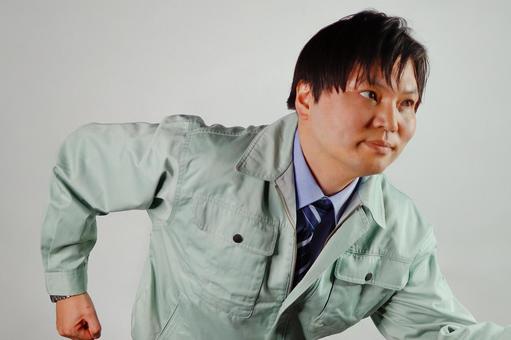 作業服の男性ランニング姿 男性,作業服,青シャツの写真素材