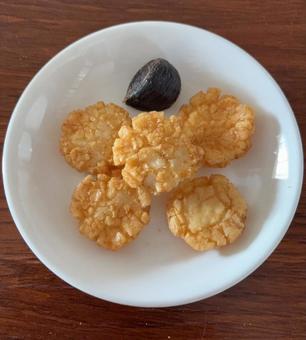 Photo, black garlic, deep fried small rice crackers, fried small balls, 