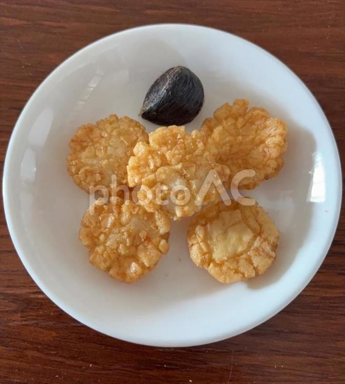 R7.8.11　黒大蒜と揚げせ 黒ニンニク,揚げ小丸せんべい,揚げ小丸の写真素材