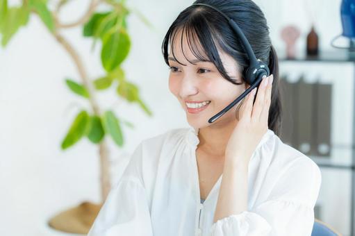 オフィスで働く女性のオペレーター オペレーター,女性,笑顔の写真素材