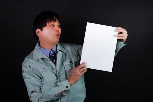 白いボードを見る男性 白いボードを見る男性 男性,ボード,白いの写真素材