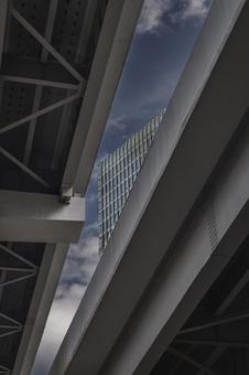 高架の隙間から見える建物 高架の隙間から見える建物 ビル,ビル群,ビジネスの写真素材