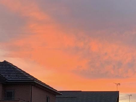 屋根の向こうの夕焼け空 夕暮れ,夕焼け,夕日の写真素材