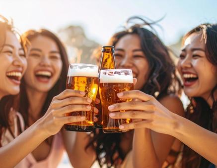 ビールで乾杯する女性たち ビールで乾杯する女性たちの写真