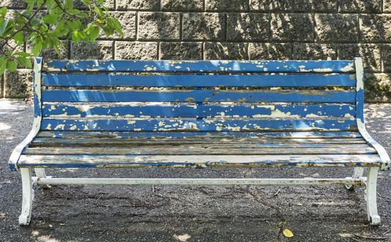 風雨に耐えた遊歩道のベンチ 風雨に耐えた遊歩道のベンチの写真