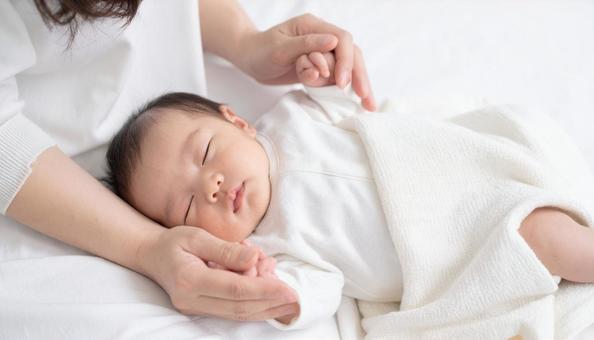 赤ちゃんの手を握る日本人お母さんの手 赤ちゃんの手を握る日本人お母さんの手の写真