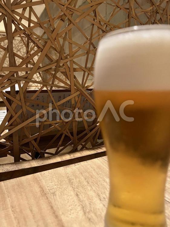 ビールと竹で編んだパーティション ビール,生ビール,アルコールの写真素材