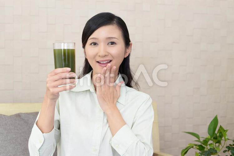 野菜ジュースを持つ笑顔の女性 女性,女,ジュースの写真素材