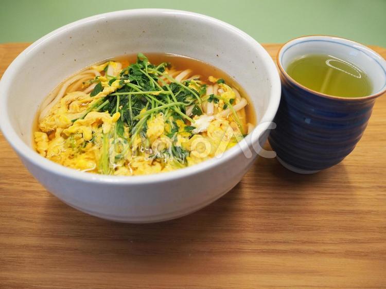 自家製・卵とじうどん（豆苗入り）＆日本茶 自家製,卵とじうどん,玉子の写真素材