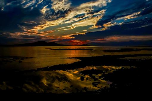 <Goto scenery> Reflection of the ocean at dawn, JPG