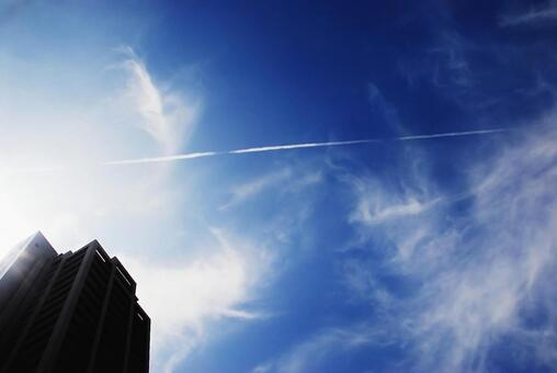 高層マンションと青空 空,そら,自然の写真素材