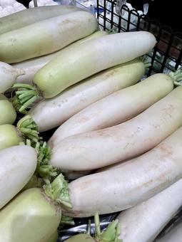 大根 並んで 大量に 大根 並んで 大量に 八百屋,野菜,スーパーの写真素材